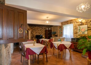 Dining room - A QUINTA DAS MACEIRAS (A Estrada)