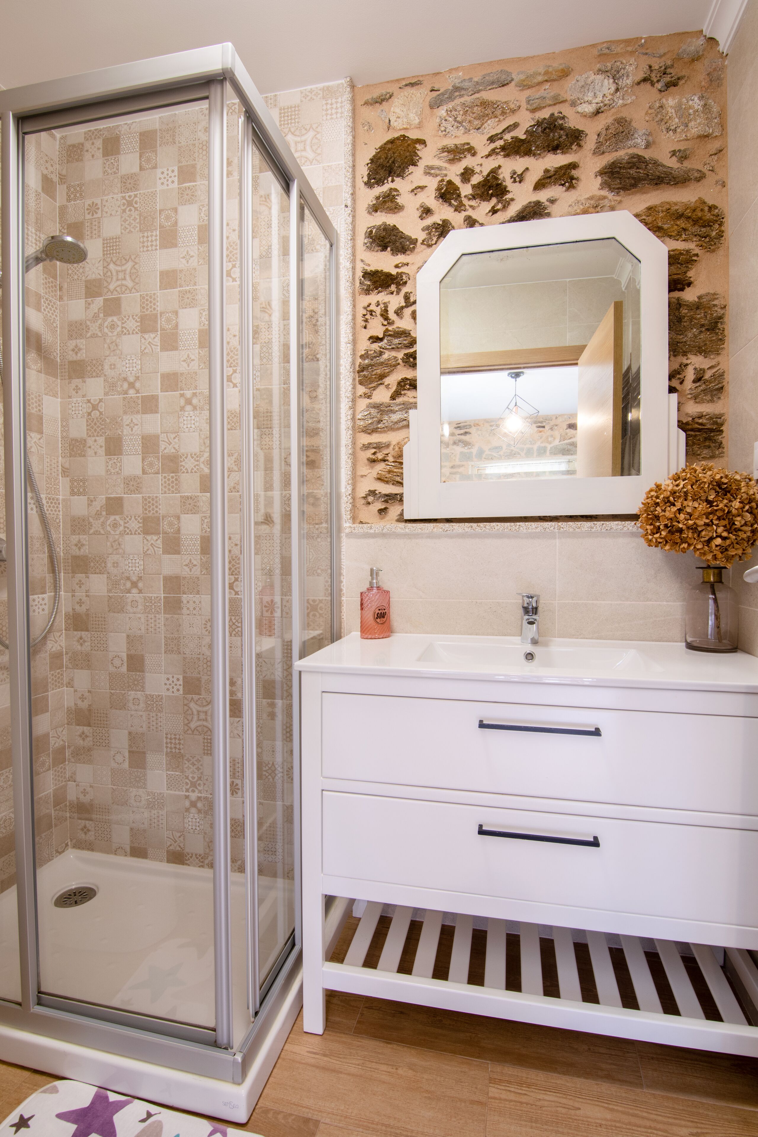 Neljän hengen perhehuone | Kylpyhuone | Designer-hygieniatuotteet, hiustenkuivaaja, pyyhkeet, saippua