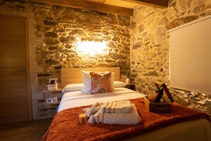 Family Quadruple Room | Soundproofing, free WiFi - A QUINTA DAS MACEIRAS (A Estrada)