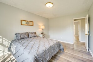 3 bedrooms, iron/ironing board, Internet, bed sheets - 5 Mi to Fort Moore: Quiet Columbus Home w/ Yard (Columbus)