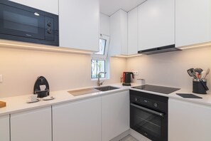 Coffee/tea maker, fridge, microwave, oven - Apartment 'Bia' with Private Terrace, Wi-Fi, and Air Conditioning (Almancil)