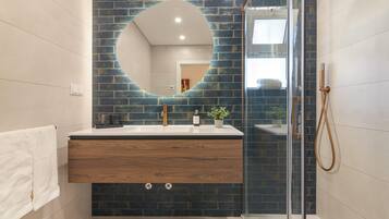 Shower, hair dryer, towels