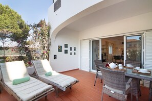 Outdoor dining - Apartment 'Bia' with Private Terrace, Wi-Fi and Air Conditioning (Almancil)