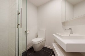 Douche, articles de toilette écologiques, sèche-cheveux