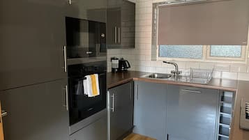 Deluxe Apartment | Private kitchen | Mini-fridge, oven, cookware/dishes/utensils