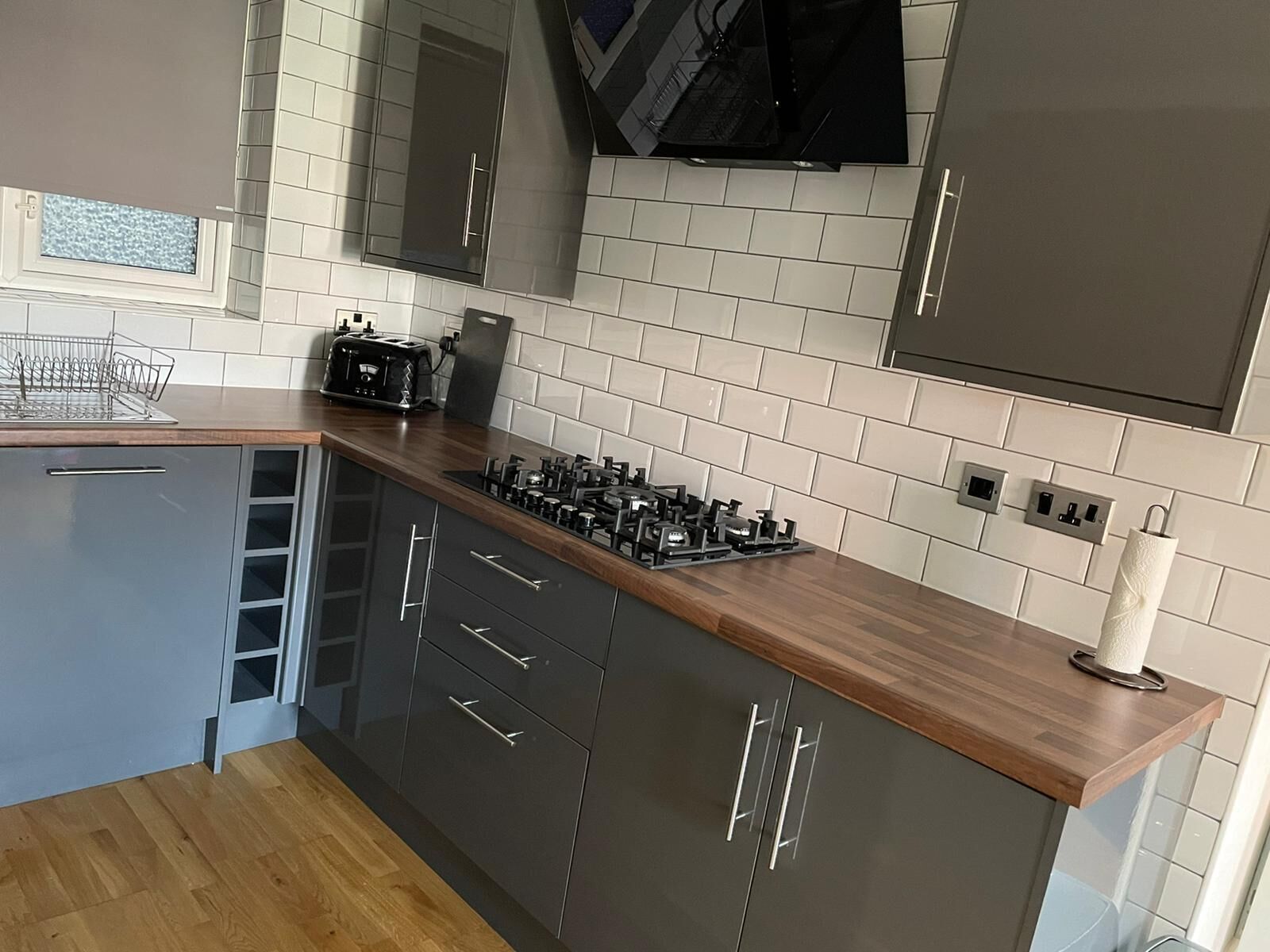 Deluxe appartement | Privékeuken | Een minikoelkast, een oven, kookgerei, borden en bestek