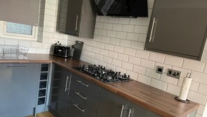 华丽公寓 | 私人厨房 | 迷你冰箱、烤箱、厨具/餐具