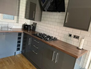 Deluxe Apartment | Private kitchen | Mini-fridge, oven, cookware/dishes/utensils - Hull Spacious Guest House-3 (Hull)