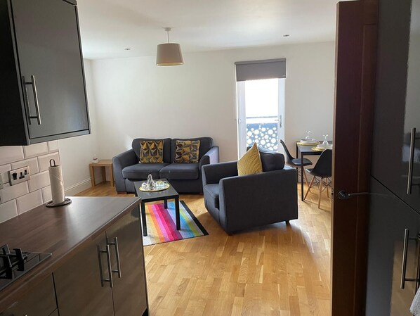 Deluxe Apartment | Living area - Hull Spacious Guest House-3 (Hull)