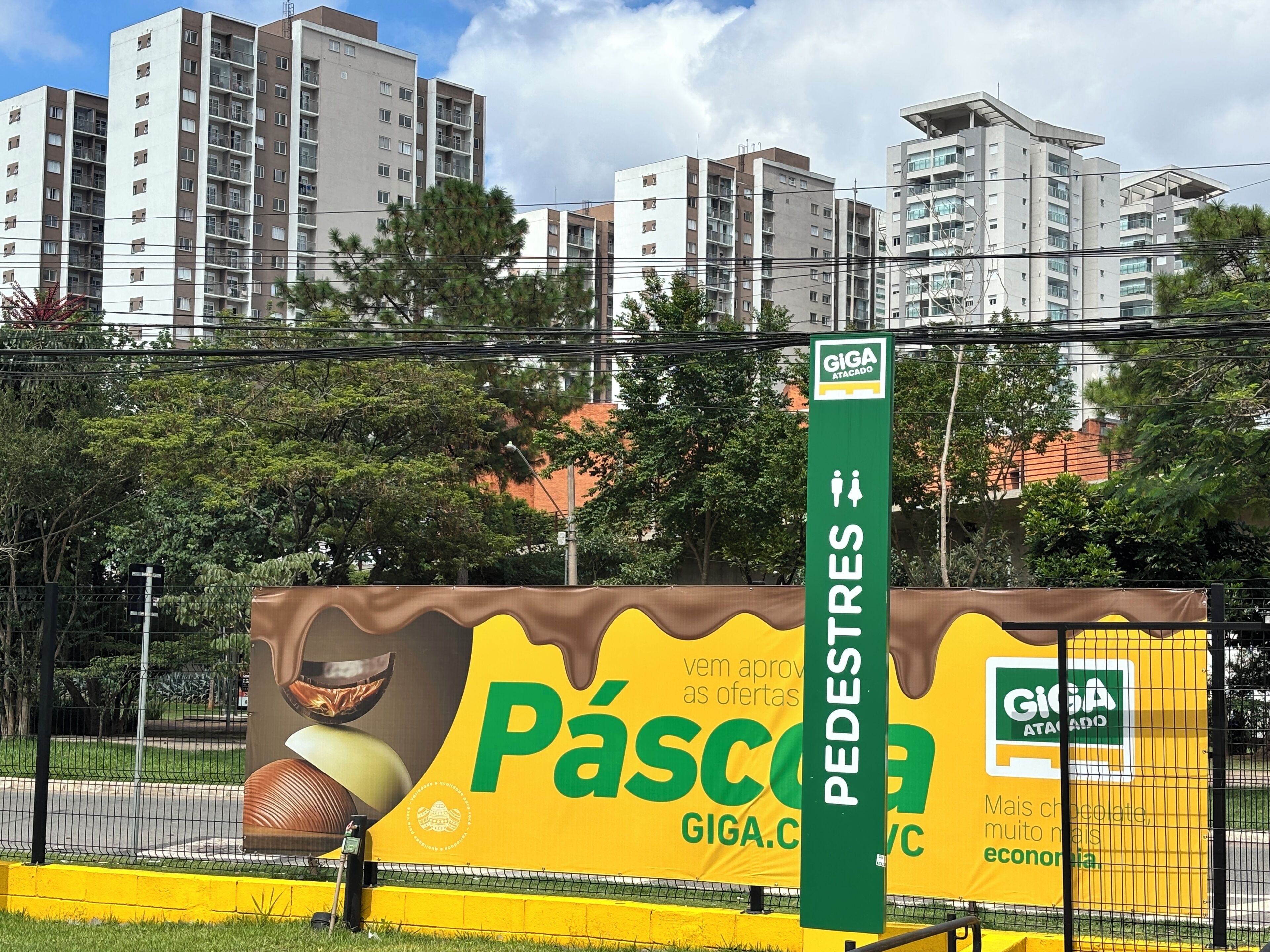 Ein Fußgänger-Schild mit Werbung für GIGA Atacado.