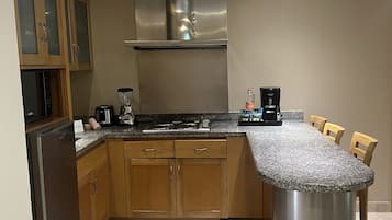 Microwave, oven, stovetop, cookware/dishes/utensils