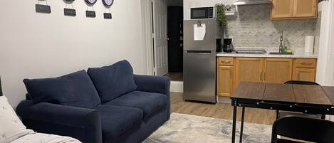 Refrigerador, microondas, cafetera/tetera, licuadora