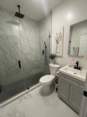 Shower, towels, toilet paper - Comfy suite with kitchen  (Miramar)