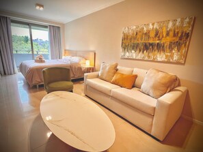 Estúdio superluxo (RC4) | Área de estar | Smart TV 43 polegadas com canais a cabo, Netflix, filmes pagos