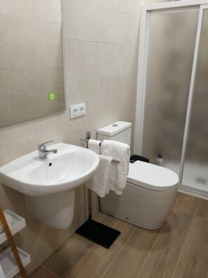 Douche, sèche-cheveux, serviettes fournies, savon
