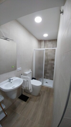 Een douche, een haardroger, handdoeken, zeep