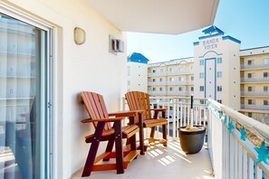 Property grounds - Beautiful bayside condo with pool, balcony, jetted tub, fireplace, & central AC (Ocean City)