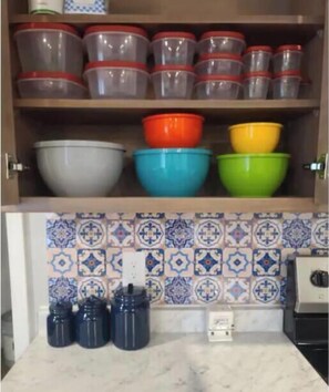 Kjøleskap, mikrobølgeovn, ovn og kokeplater