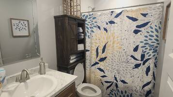 Haartrockner, Handtücher, Seife, Shampoo