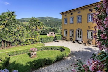 Amenities, Balcony / Terrace / Patio, Building Exterior, Facilities, Garden, Hot Tub, Pool, Spring, Summer