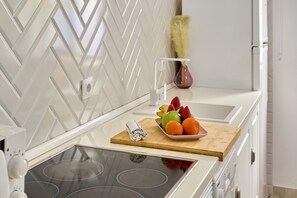 Geladeira, micro-ondas, fogão, cooktop