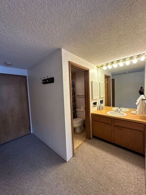 Sèche-cheveux, serviettes fournies