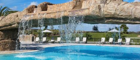 Una piscina al aire libre