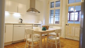 Fridge, microwave, oven, dishwasher - Lovely Apartment for 2 in the Heart of Mile-end (Montréal)