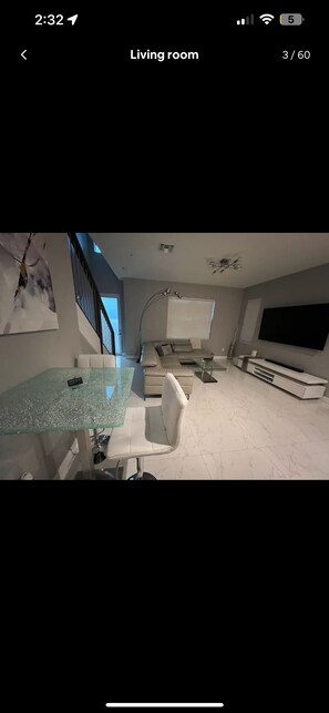 Interior - New Modern Townhome! 8 min to DT Las Olas & Beach! (Oakland Park)