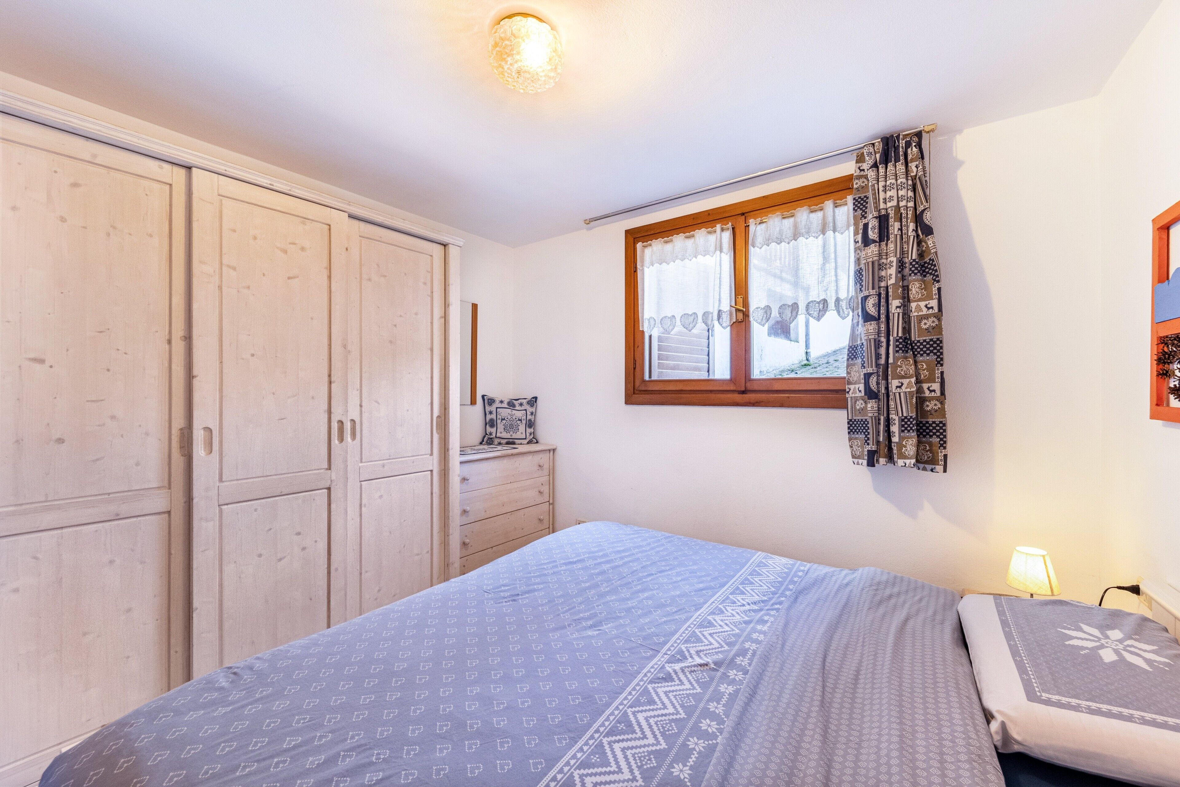 1 slaapkamer, een strijkplank/strijkijzer, gratis wifi, beddengoed