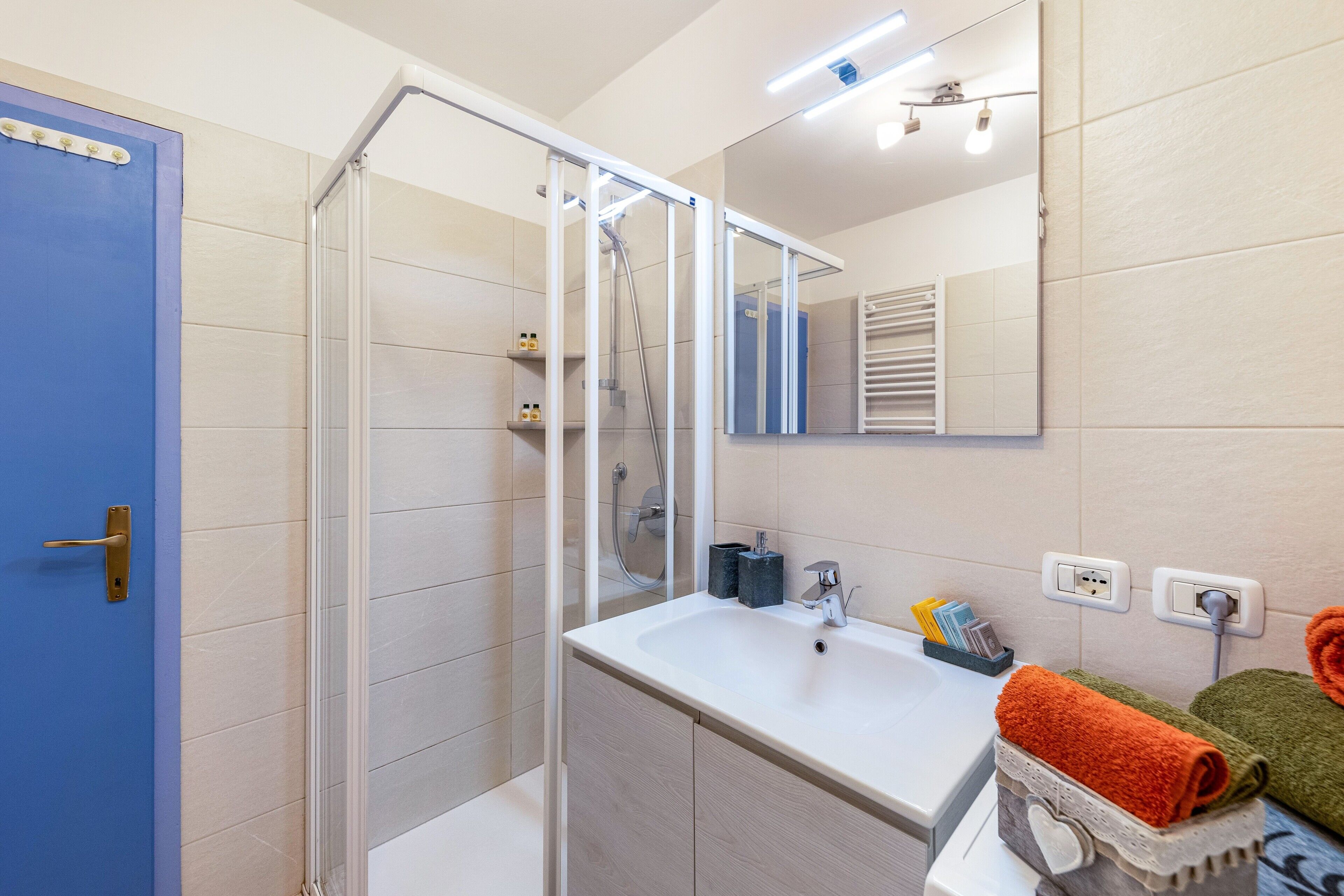 Een douche, een haardroger, handdoeken