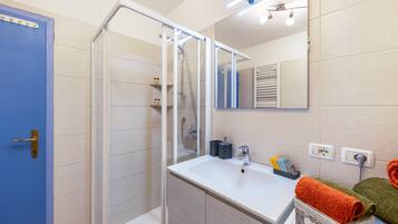 Een douche, een haardroger, handdoeken