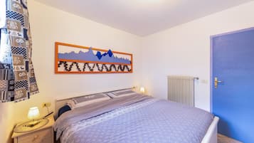 1 slaapkamer, een strijkplank/strijkijzer, gratis wifi, beddengoed