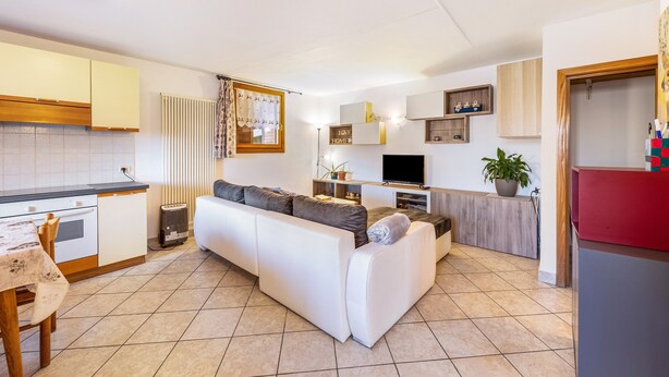 Un apartamento moderno con cocina, comedor y sala de estar.