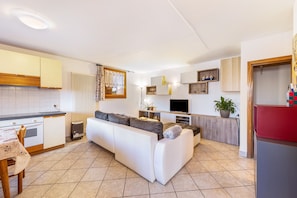 Um apartamento moderno com cozinha, sala de jantar e sala de estar.