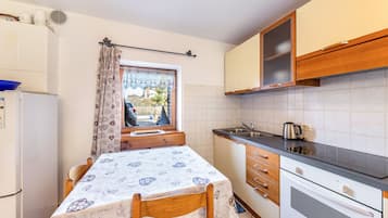 Fridge, stovetop, electric kettle, cookware/dishes/utensils