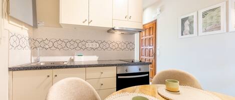 Fridge, oven, stovetop, coffee/tea maker