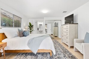 3 Schlafzimmer, Schreibtisch, Bügeleisen/Bügelbrett, Reisekinderbett