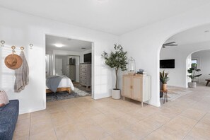 4 habitaciones, escritorio, tabla de planchar con plancha y wifi gratis