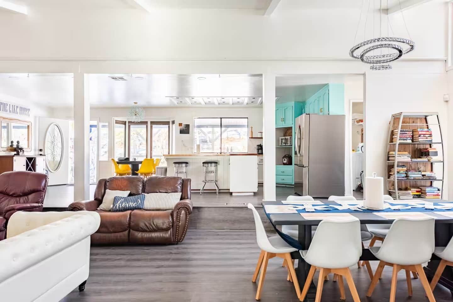 Televisie, een open haard, tafelvoetbal en een tafeltennistafel