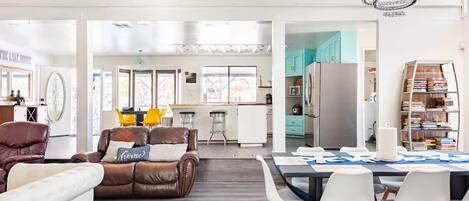 Televisión, chimenea, futbolito, mesa de ping pong