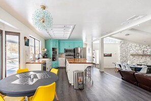 Geladeira, micro-ondas, fogão, cooktop