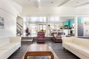 Televisie, een open haard, tafelvoetbal en een tafeltennistafel