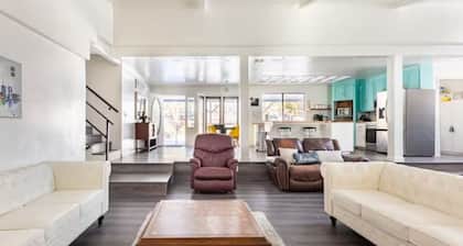 Modern LakeHouse-Spacious Family Retreat Sleeps 20
