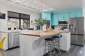 Fridge, microwave, oven, stovetop - Modern LakeHouse-Spacious Family Retreat Sleeps 20 (Oakhurst)