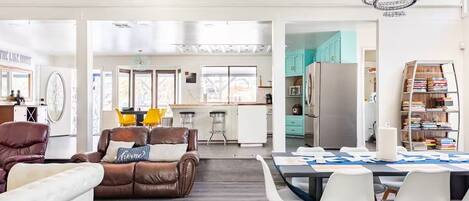 Fernseher, Kamin, Tischfußball, Tischtennisplatte