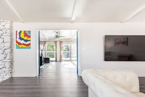 Fernseher, Kamin, Tischfußball, Tischtennisplatte