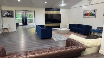 Fernseher, Kamin, Tischfußball, Tischtennisplatte