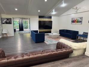 Televisor, llar de foc, futbolí i taula de tennis de taula 