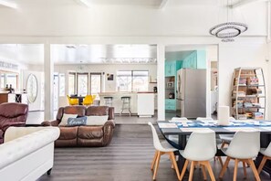 Televisie, een open haard, tafelvoetbal en een tafeltennistafel